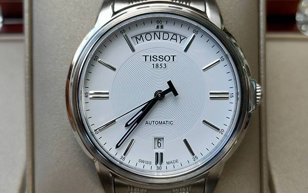 如何保养天梭4种不同材质表带?