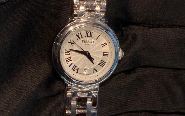 天梭手表脏了?一招轻松焕新!(图) 天梭手表脏了?一招轻松焕新!(图)